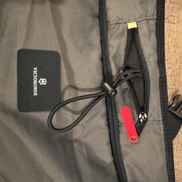 Victorinox Swiss Army Convertible Black Hybrid Duffle Garment Suit Bag MSRP $200 - Picture 4 of 13